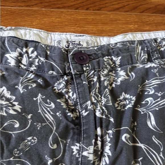 Fresh Gray Floral Men's Shorts - Picture 3 of 7